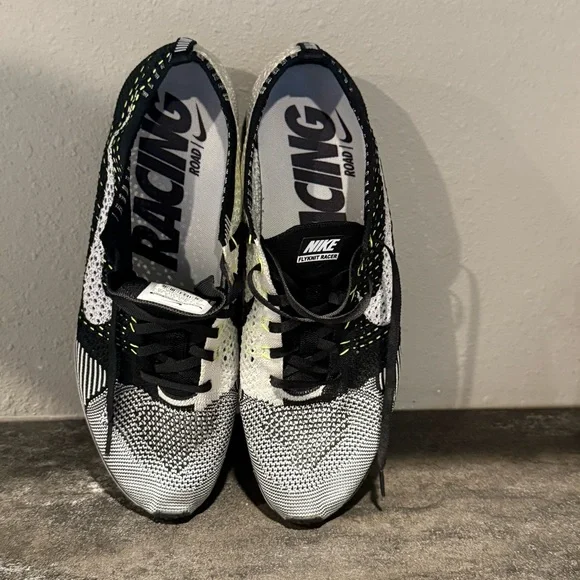 Men’s Nike Flyknit Road Racer Shoes Sneakers - 10.5 black & White